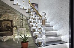 Casa cu 5 camere + garaj , situata in Valea Ursului