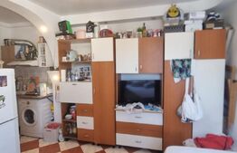 Garsoniera cu baie si geam mare  - scara foarte ingrijita