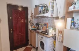 Garsoniera cu baie si geam mare  - scara foarte ingrijita