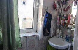 Garsoniera cu baie si geam mare  - scara foarte ingrijita