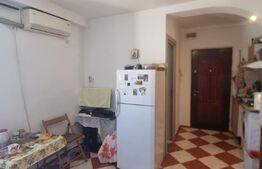 Garsoniera cu baie si geam mare  - scara foarte ingrijita