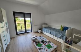 Casa cu 4 camere, cu beci si garaj, in Tomesti