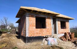 Casă 3 camere si beci, nouă 2026 – parter, vedere superbă la lacul Ciurbesti