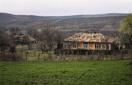 Casa Comarna cu 3500 mp teren la asfalt