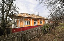 Casa Comarna cu 3500 mp teren la asfalt