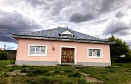 Casă parter, 3 camere, teren 1.240 mp și panoramă superbă – Comuna Țibana