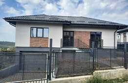 Casa individuala cu garaj, 435 mp de teren, zona Valea Adanca