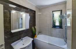 Apartament de 2 camere, 47 mp, terasa 23 mp, bloc nou, zona Baza 3!