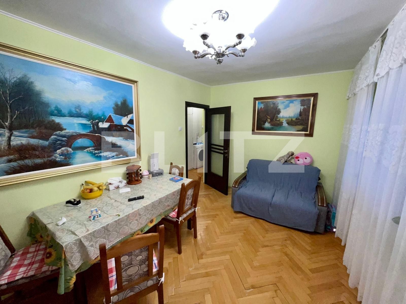 Apartament de 3 camere, decomandat, lift renovat, zona Mircea cel Batran