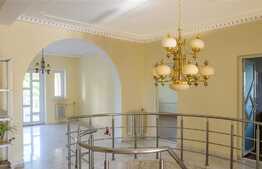 Vila de 13 camere, cu piscina, 4000 mp de teren, zona Lunca Cetatuii