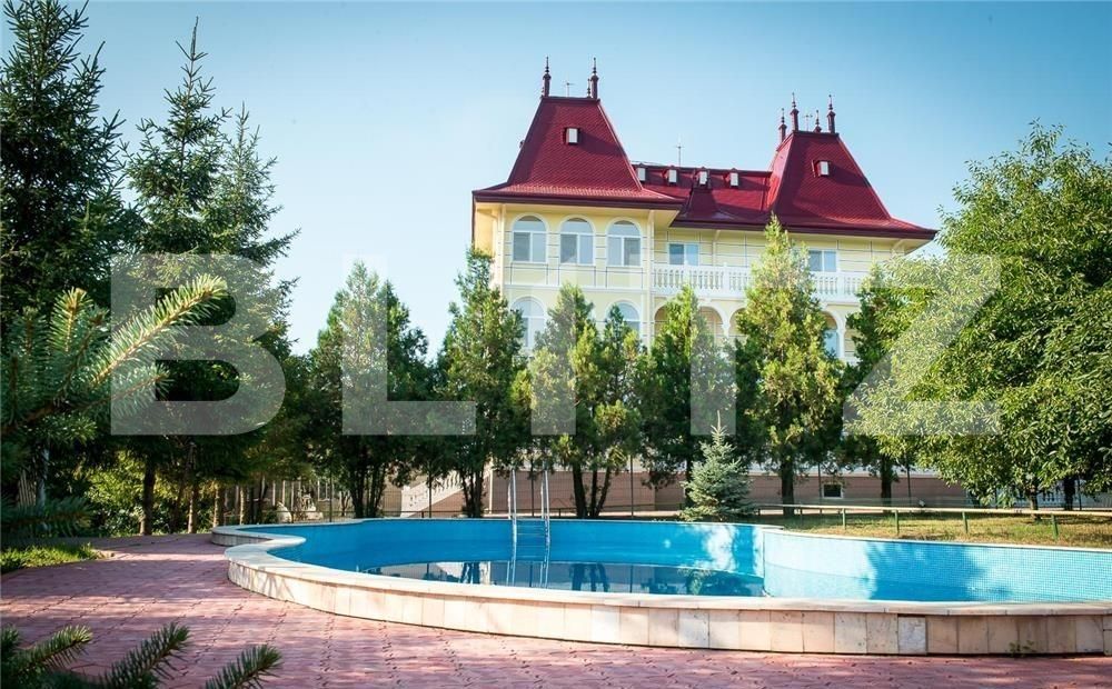 Vila de 13 camere, cu piscina, 4000 mp de teren, zona Lunca Cetatuii