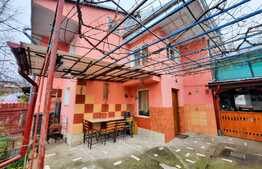Casa individuala cu garaj si spatiu comercial, aproape de centru