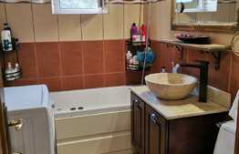 Apartament de 4 camere, curte interioara, 77 mp, zona Frumoasa