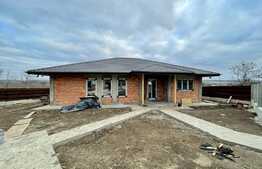 Casa individuala de 4 camere cu canalizare, 684 mp teren, zona Gaureni