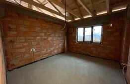 Casa individuala de 4 camere cu canalizare, 684 mp teren, zona Gaureni