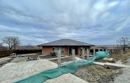 Casa individuala de 4 camere cu canalizare, 684 mp teren, zona Gaureni