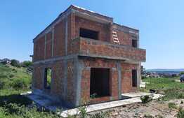 Casa la rosu de 120 mp utili, 600 mp teren, Valea Adanca 