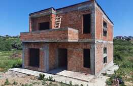 Casa la rosu de 120 mp utili, 600 mp teren, Valea Adanca 