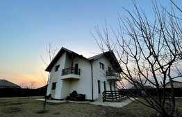 Casa de 4 camere cu vedere spre oras, 1750 mp teren, zona Miroslava 