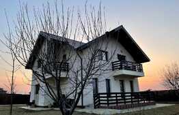 Casa de 4 camere cu vedere spre oras, 1750 mp teren, zona Miroslava 