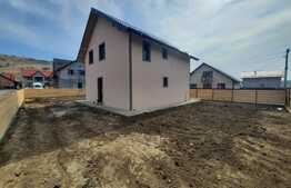 Casa de 4 camere, 100 mp utili, 425 mp de teren, Letcani