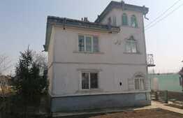 Casa deosebita, la strada, toate utilitatile, Letcani 