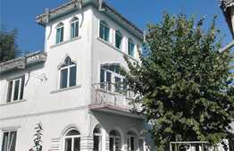 Casa deosebita, la strada, toate utilitatile, Letcani 