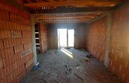 Casa la rosu cu 1100 mp de teren, receptie, intabulare, iesire la asfalt, sat Ciurea