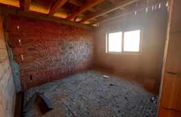 Casa la rosu cu 1100 mp de teren, receptie, intabulare, iesire la asfalt, sat Ciurea