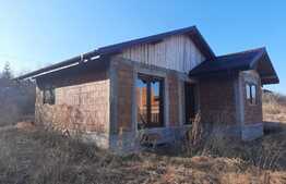 Casa la rosu cu 1100 mp de teren, receptie, intabulare, iesire la asfalt, sat Ciurea