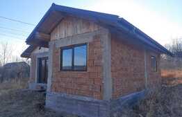 Casa la rosu cu 1100 mp de teren, receptie, intabulare, iesire la asfalt, sat Ciurea