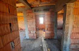 Casa la rosu cu 1100 mp de teren, receptie, intabulare, iesire la asfalt, sat Ciurea