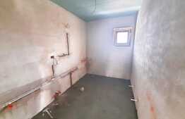 Casa de 4 camere, 450 mp de teren, iesire la asfalt, Valea Adanca