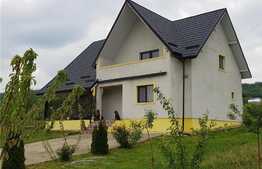 Casa cu 4 camere, 220 mp, teren de 3050 mp, sat Stanca