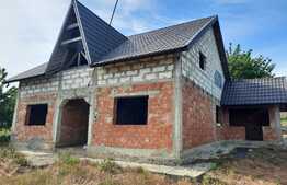 Casa la rosu, 2000 mp de teren, Comarna