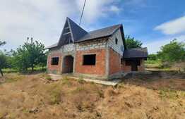 Casa la rosu, 2000 mp de teren, Comarna