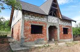 Casa la rosu, 2000 mp de teren, Comarna