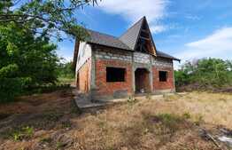 Casa la rosu, 2000 mp de teren, Comarna