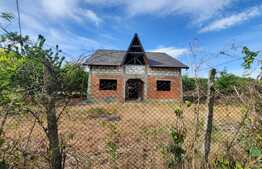 Casa la rosu, 2000 mp de teren, Comarna