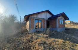 Casa la rosu cu 500 mp de teren, iesire la asfalt, sat Ciurea