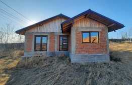 Casa la rosu cu 500 mp de teren, iesire la asfalt, sat Ciurea