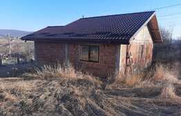 Casa la rosu cu 500 mp de teren, iesire la asfalt, sat Ciurea