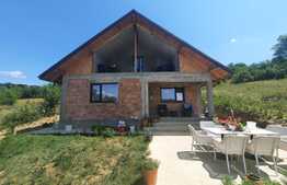 Casa de vacanta, langa padure, teren de 1740 mp, Padureni