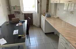 Apartament de 3 camere, decomandat, zona Garii