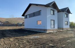 Cladire stil irlandez,300 mp utili, Letcani, la strada