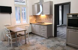 Apartament la casa, 3 camere, zona Centrala