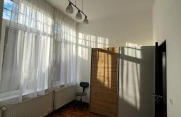 Apartament de 3 camere, decomandat, langa Primarie
