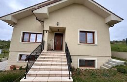 Casa de vanzare la 900 m de Spitalul Judatean