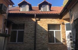 Casa deosebita cu 4 camere P+M de 140 de mp la curte comuna, ultracentrala!