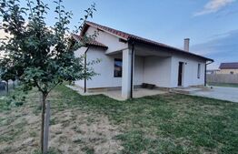 Casă cu 3 camere cu 110 mp cu teren de 500 mp la intrarea în Cihei